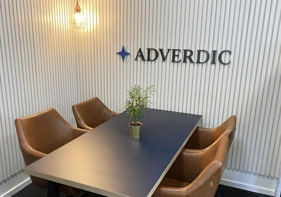 Adverdics mødelokale med logoet på væggen